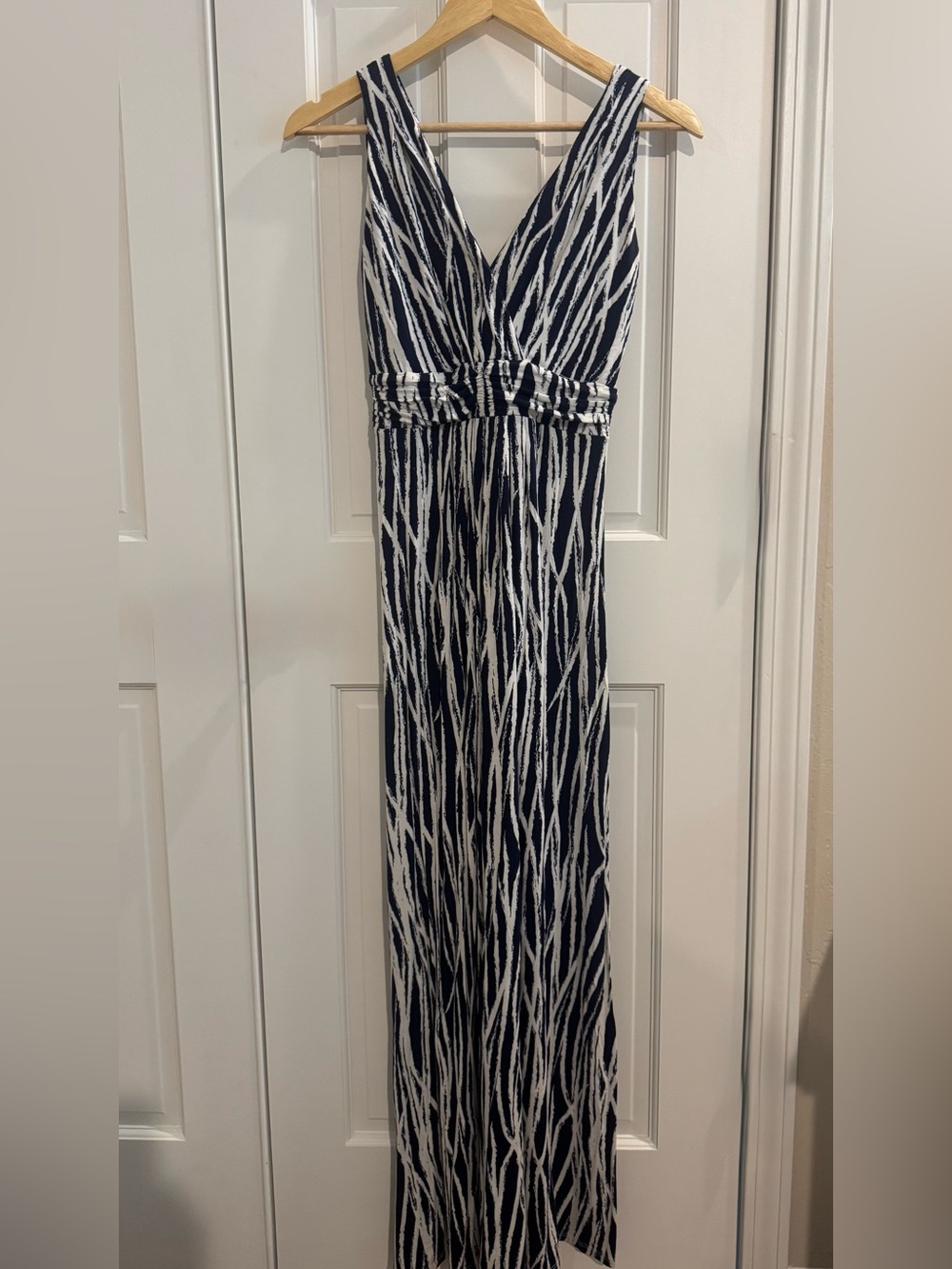 Sleeveless Navy & White V-Neck Maxi Dress with Gathered Waist